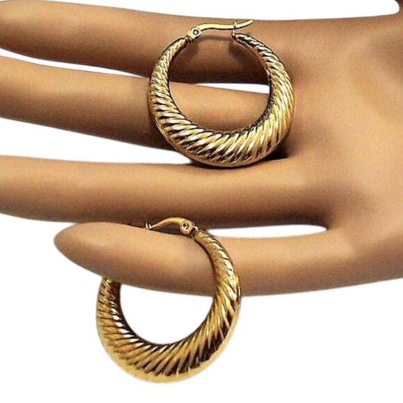 24k Gold Plated Swirl Line Graduated Hoop Pierced Post Earrings Graduated Band - Picture 1 of 10